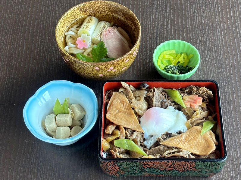近江牛入りすきやき重と近江のおいしい麺と本日の小鉢セット